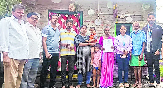 వృద్ధురాలిని ఇంటికి చేర్చిన శ్రద్ధ ఫౌండేషన్‌ 