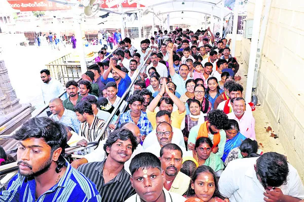 శ్రీశైలంలో భక్తుల రద్దీ 