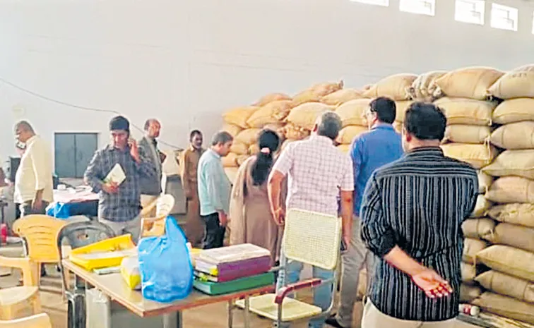 పేదల బియ్యం సంచుల్లో పందికొక్కులు 'రేషన్ స్మగ్లర్లు' 