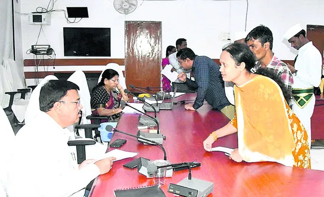 అర్జీలు పెండింగ్‌లో ఉంచొద్దు