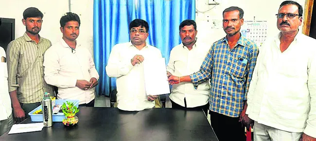 నిబంధనలకు విరుద్ధంగా ప్రమాణ స్వీకారం