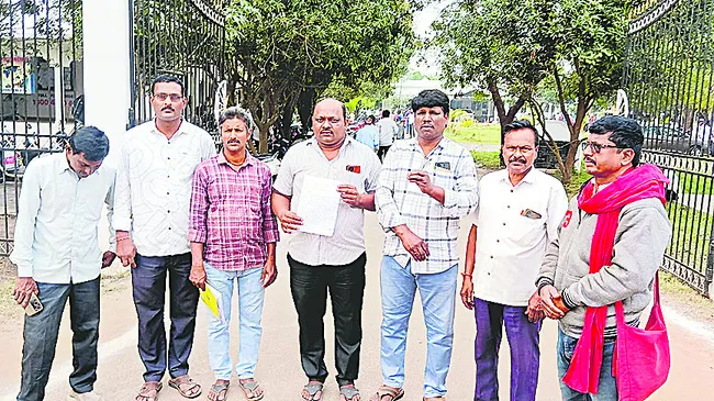 జీతాలు ఇవ్వాలని నైట్‌ వాచ్‌మన్‌ల ధర్నా 