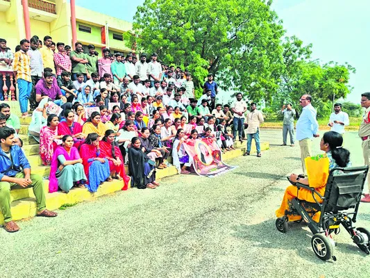 వర్సిటీ అధికారులే బాధ్యత వహించాలి 