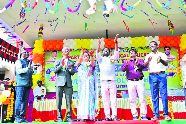 క్రీడా స్ఫూర్తిని చాటాలి 