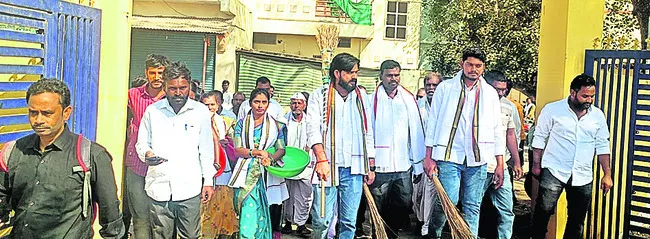 సర్పంచ్‌ గైర్హాజరు.. చీపుర్లతో ఉప సర్పంచ్‌ రాక