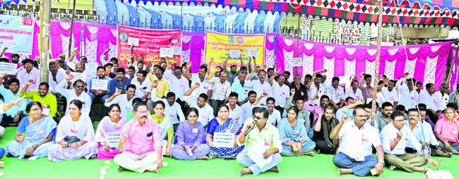 వేతన సవరణ చేసేదాకా పోరాడతాం 