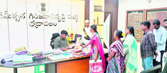 అర్హులైన గిరిజనులకు ప్రభుత్వ ఫలాలు