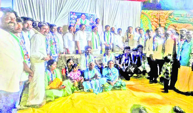 టీడీపీ నుంచి వైఎస్సార్‌సీపీలోకి 20 కుటుంబాలు