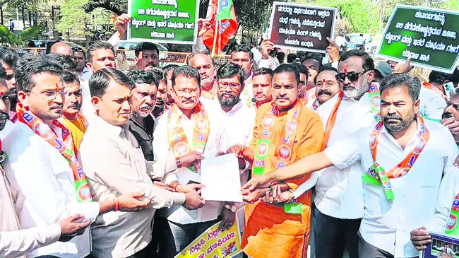 వేషభాషణ చట్టాన్ని విరమించుకోవాలి 