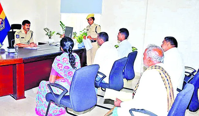 ఫిర్యాదులపై తక్షణమే స్పందించాలి