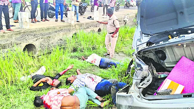 కారుబోల్తా.. నలుగురికి గాయాలు