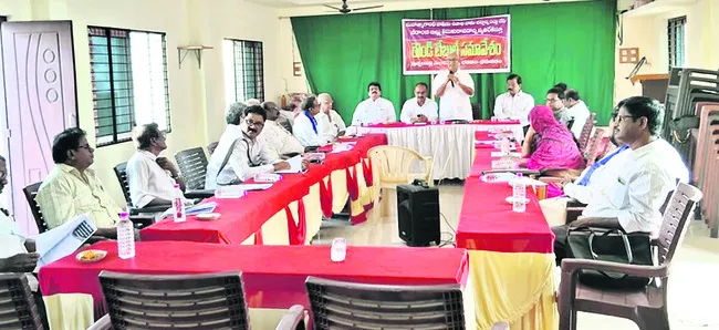 ఊపాధి హామీ పథకానికి తూట్లు 