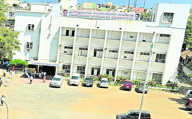 జిల్లా కమిటీ పదవులకు బేరాలు