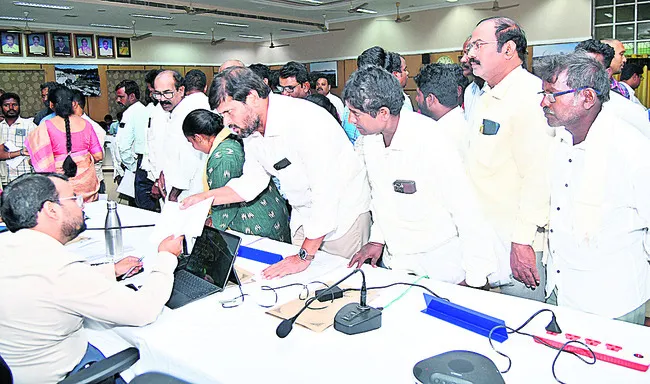 అర్జీలను సత్వరమే పరిష్కరించాలి 