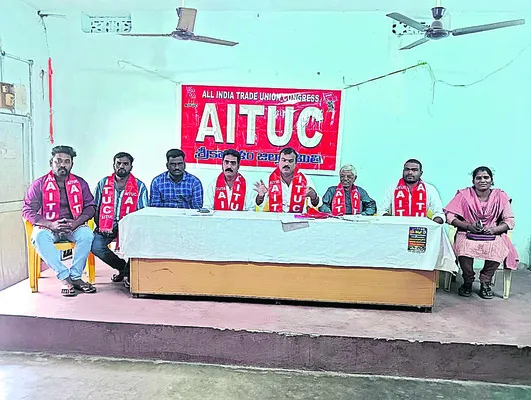 కార్మిక హక్కులను హరిస్తే సహించం 