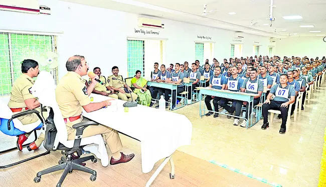 పోలీసు ఉద్యోగం ఉపాధి కాదు.. బాధ్యత 