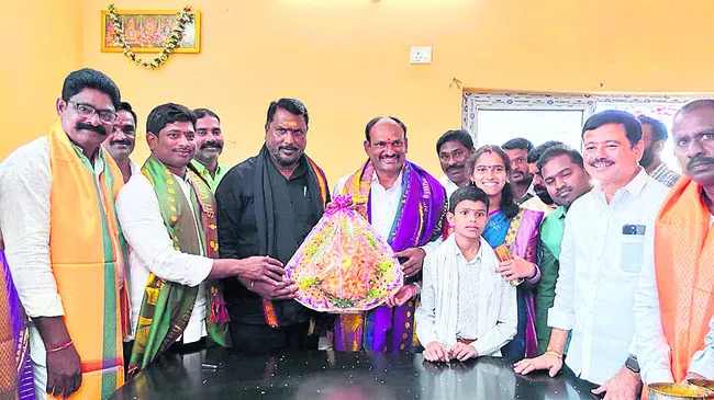 పల్లెల్లో పాలన షురూ..