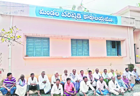 పనులు చేశాం..బిల్లులు ఇవ్వరా..? 