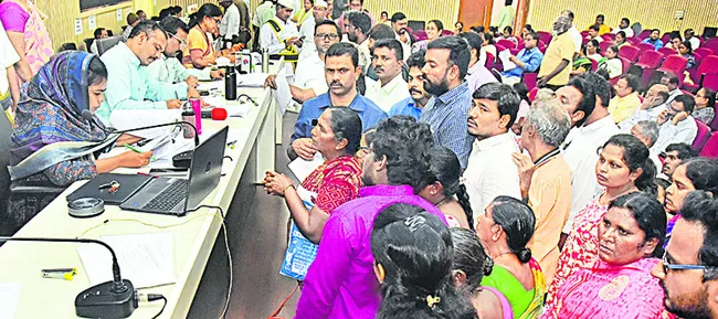 పెండింగ్‌ లేకుండా అర్జీల పరిష్కారం 