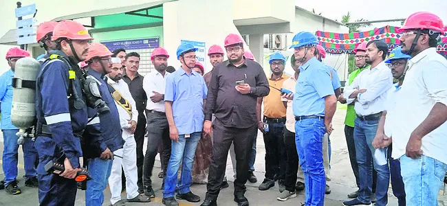 పరిశ్రమల్లో సేఫ్టీకి ప్రాధాన్యమివ్వాలి