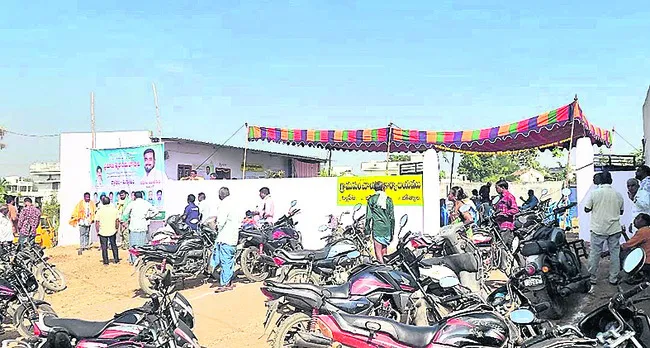 గుల్లపేటలో అద్దె భవనంలో ప్రమాణస్వీకారం
