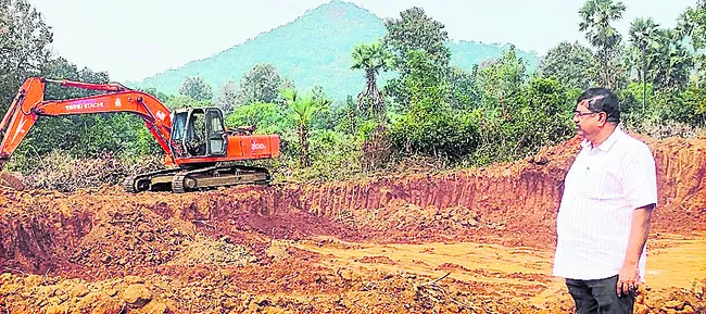 గ్రావెల్‌ అక్రమ తవ్వకాలపై అధికారుల దాడులు 
