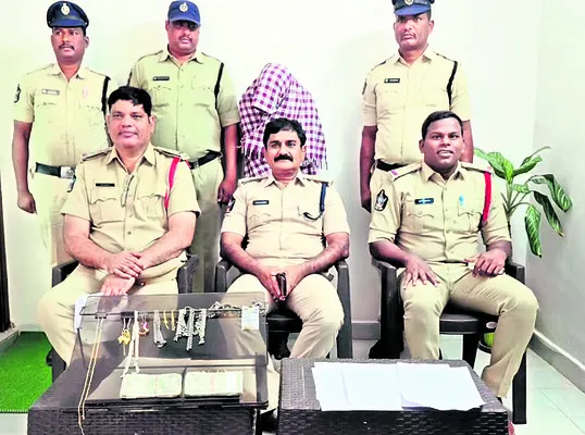 జల్సాలకు అలవాటు పడి చోరీలు