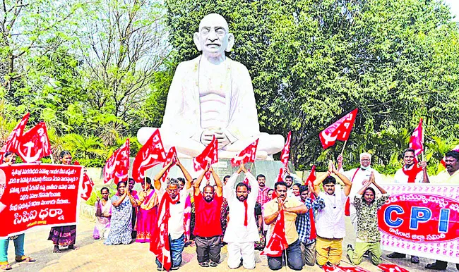 గాంధీజీ ఆనవాళ్లను తుడిచేస్తున్నారు 