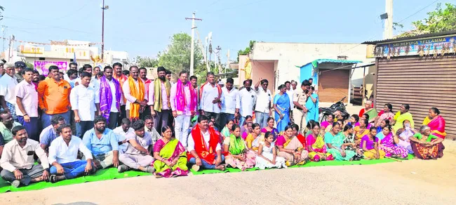 యంగంపల్లిలో ఉద్రిక్తత.. ఇరువర్గాల ఘర్షణ 