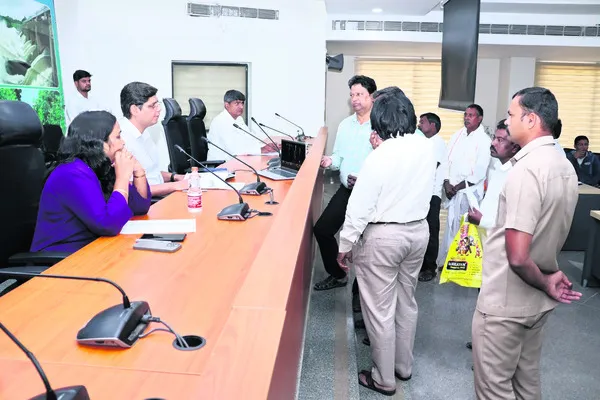 ఫిర్యాదులను ఎప్పటికప్పుడు పరిష్కరించాలి 