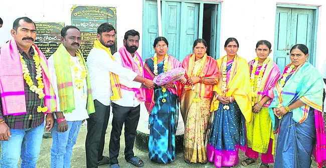 బాధలోనూ..    బాధ్యతలు స్వీకరణ