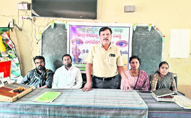 విద్యార్థుల్లో దృష్టిలోపాలు గుర్తించాలి 