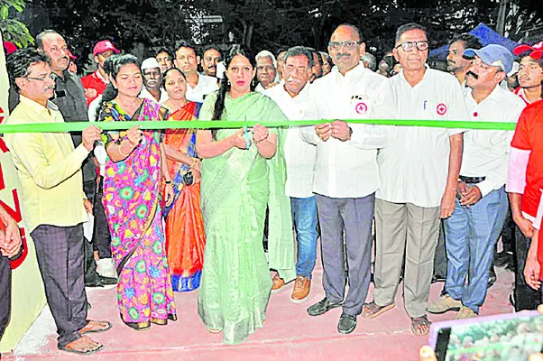 చిన్నారులకు సేవా దృక్పథం అలవాటు చేయాలి