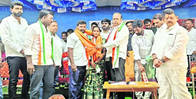 కొలువుదీరిన పంచాయతీ పాలకవర్గాలు 