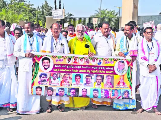 అర్చకుల సమస్యలు పరిష్కరించాలి 