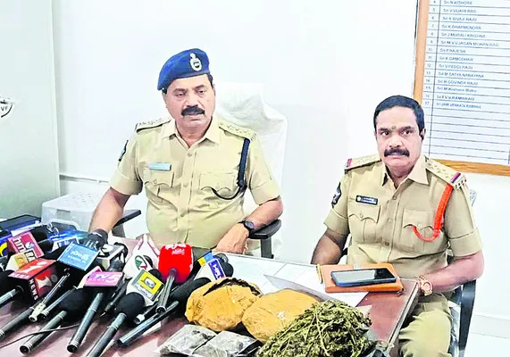 గంజాయి విక్రయిస్తున్న నలుగురు అరెస్టు 