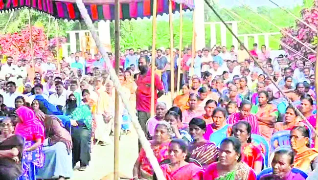 ఆకేపాడు విభజనను అడ్డుకున్న గ్రామస్తులు