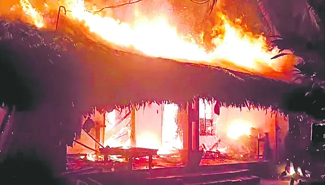 రెండు తాటాకిళ్లు దగ్ధం 