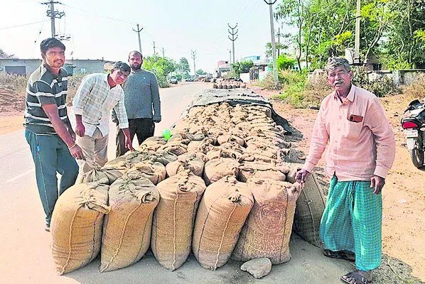 అధికారుల అలసత్వం.. నిలిచిన ధాన్యం 