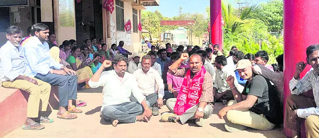 వేతనాల కోసం  బల్దియా కార్మికుల సమ్మె
