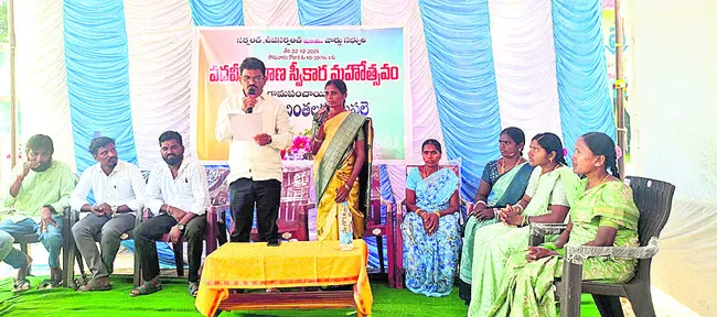 టెంట్‌ కిందనే..
