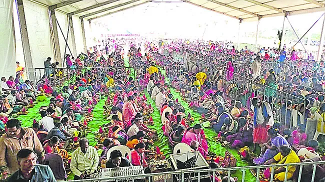 ఆరుగురు వ్రత పురోహితుల సస్పెన్షన్‌ 