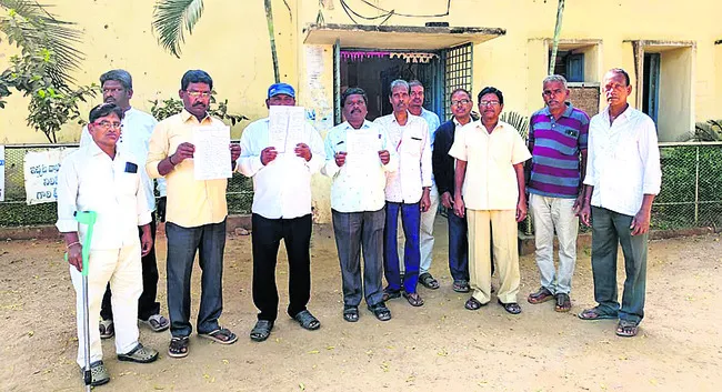 కాల్వ కబ్జా చేస్తుండ్రు