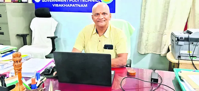 పాలిటెక్నిక్‌ ఇన్‌చార్జి ప్రిన్సిపాల్‌గా డాక్టర్‌ కేవీ 