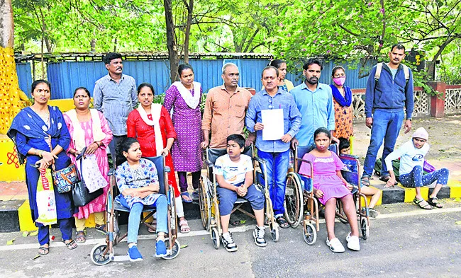 మా పిల్లలను ఆదుకోవాలి 
