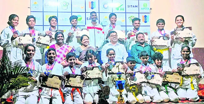 కరాటే చాంపియన్‌షిప్‌లో పతకాలు