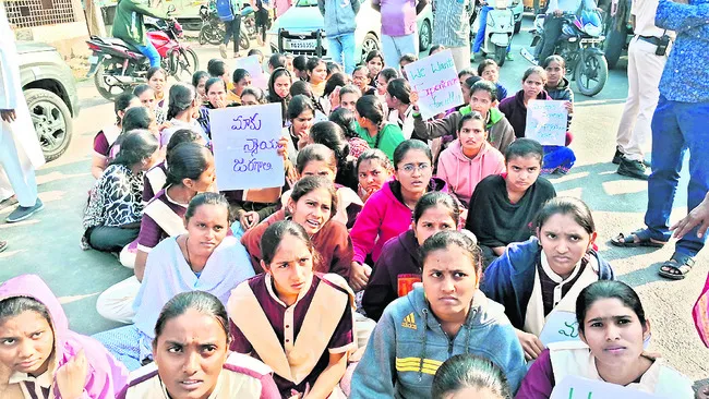 కాలేజీలో ఫ్యాకల్టీని  వెంటనే మార్చాలి
