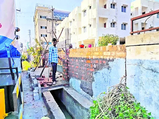 ప్రహరీ కూల్చివేత