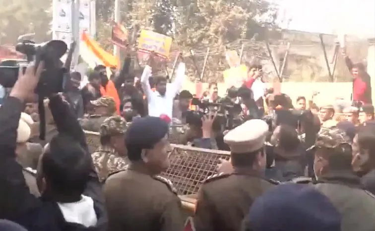 ఢిల్లీలో ఉద్రిక్తత.. బంగ్లా హైకమిషన్ వద్ద వీహెచ్‌పీ నేతల నిరసన