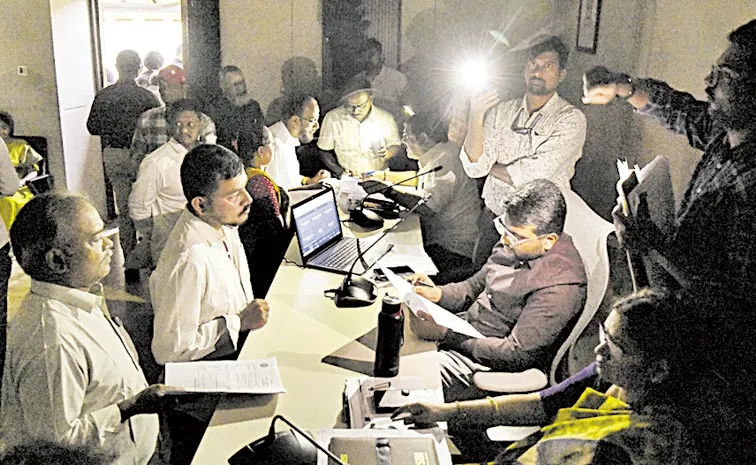 కలెక్టరేట్‌లోనే కరెంట్‌ కట్‌ 